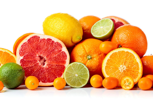 Izolované citrusové plody na bílém pozadí. - Fotografie, Obrázek