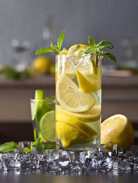 Cocktail met citrus en pepermunt. - Foto, afbeelding