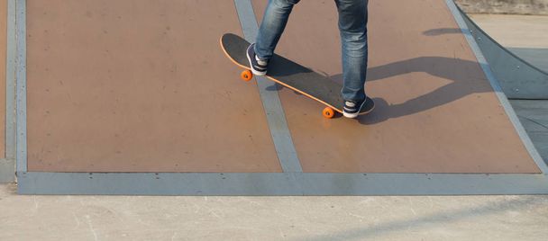 skateboarder legs skateboarding on skatepark ramp - Φωτογραφία, εικόνα