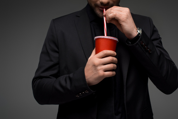 Обрізаний образ бізнесмена, що п'є з одноразової чашки
 - Фото, зображення
