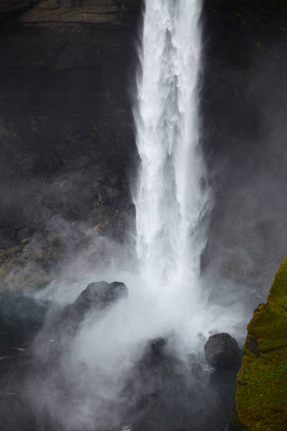 Nahaufnahme des Haifoss-Wasserfalls, der gegen Felsen prallt - Foto, Bild