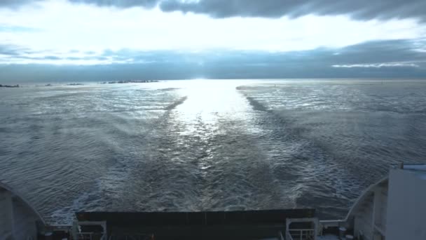 Ogromny Prom żeglarstwo w zimnym morzu - Materiał filmowy, wideo