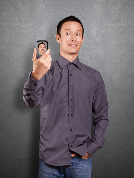 Hombre asiático haciendo un avatar
 - Foto, imagen