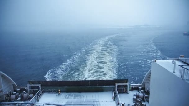Enorme veerboot varen in de koude zee - Video