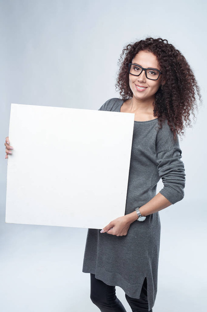 Curly woman with whiteboard - Zdjęcie, obraz