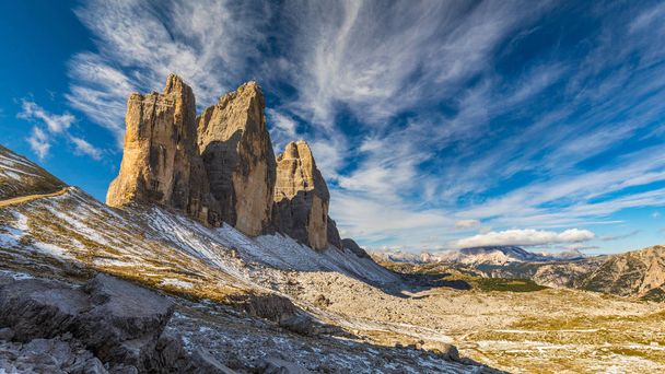Tre Cime di Laveredo, three spectacular mountain peaks in Tre Ci - Φωτογραφία, εικόνα