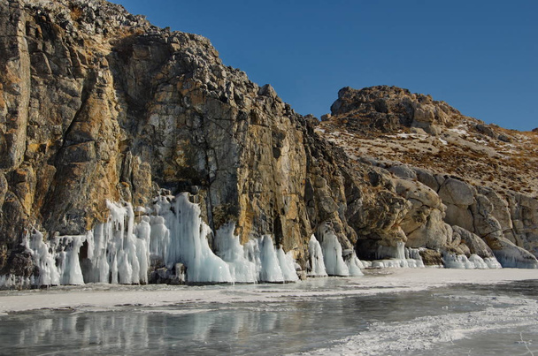 Russland. die einzigartige Schönheit des transparenten Eises des Baikalsees. - Foto, Bild