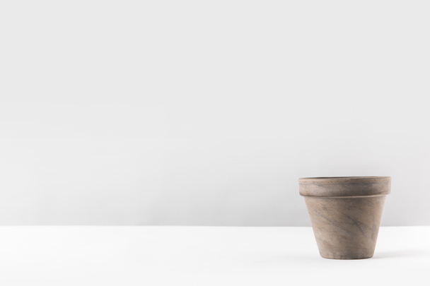 close-up view of empty brown flower pot on white - Foto, afbeelding