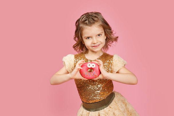 Little girl in dress with donuts - Foto, Imagem