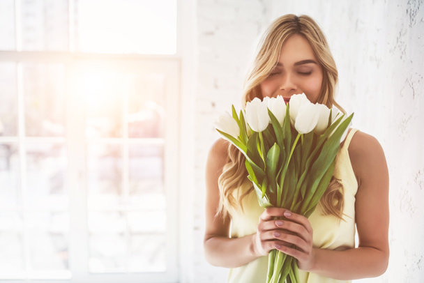 Young woman with tulips - Foto, Imagen