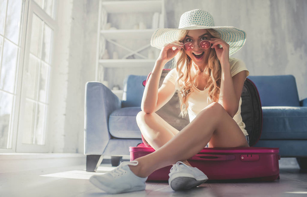 Young woman preparing for traveling - Foto, Bild