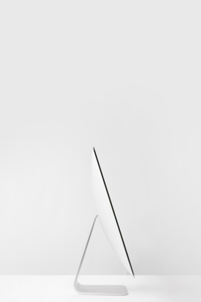 puolella näkymä moderni hopea pöytätietokone valkoinen
   - Valokuva, kuva
