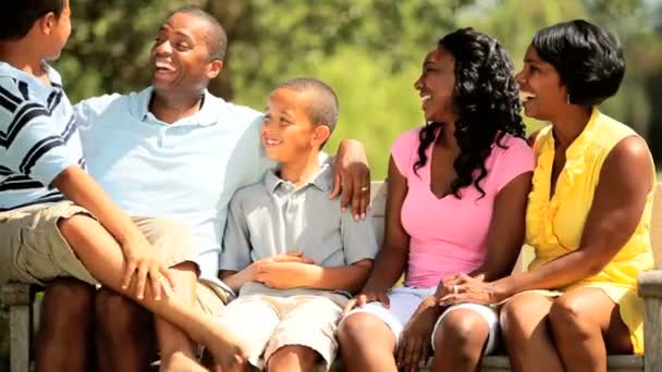 Irmãos étnicos conversando e rindo com os pais
 - Filmagem, Vídeo