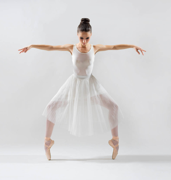 Ballerina (on grey version) - Fotoğraf, Görsel