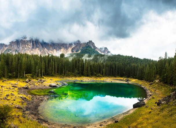 Carezza lake veya Lago di Carezza, Dolomites Alpleri'nde Karersee. South Tyrol İtalya - Fotoğraf, Görsel