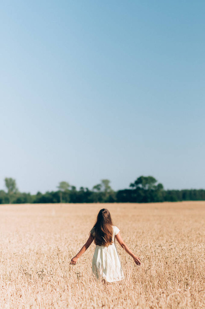 Girl on a wheat field - Fotó, kép