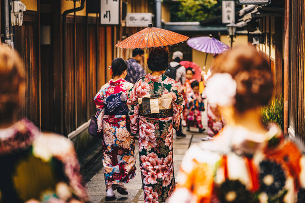 Женщины в традиционных японских кимоно, идущие в Киото, Япония
 - Фото, изображение