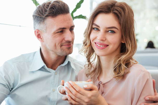 Portrait of a happy young couple drinking coffee - Valokuva, kuva