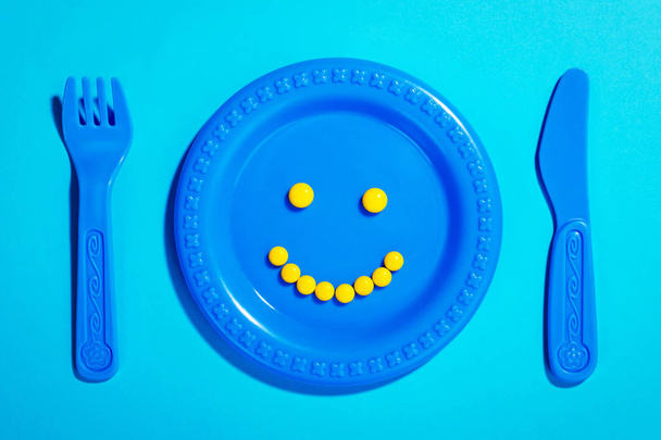 Щасливі таблетки на дитячій тарілці
 - Фото, зображення
