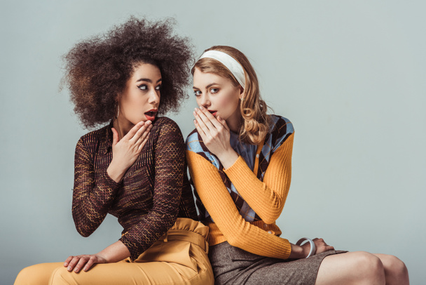 multicultural retro styled girls gossiping isolated on grey - Fotoğraf, Görsel