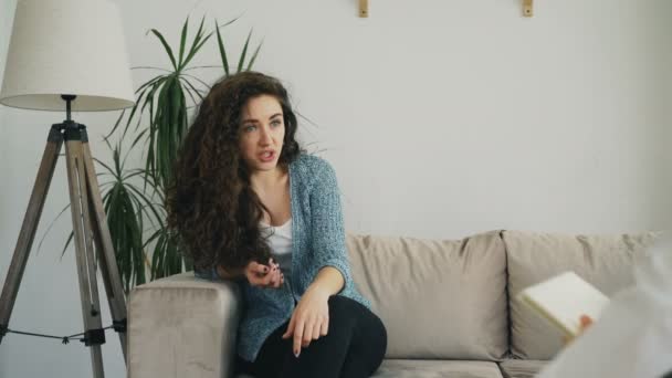 Naštvaná mladá žena mluví o své problémy s profesionální ženské psychoanalytik v kanceláři psychoterapeut uvnitř - Záběry, video