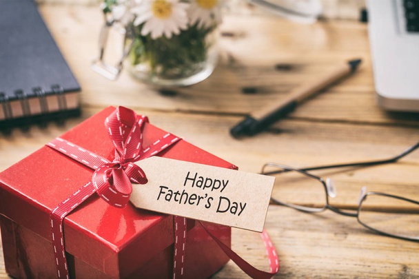 Father's day. Red gift box with happy fathers' day tag, blur office desk background - Fotografie, Obrázek
