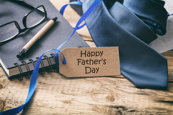 Feliz Dia do Pai. Gravata e etiqueta azul, fundo da mesa de escritório, espaço de cópia
 - Foto, Imagem