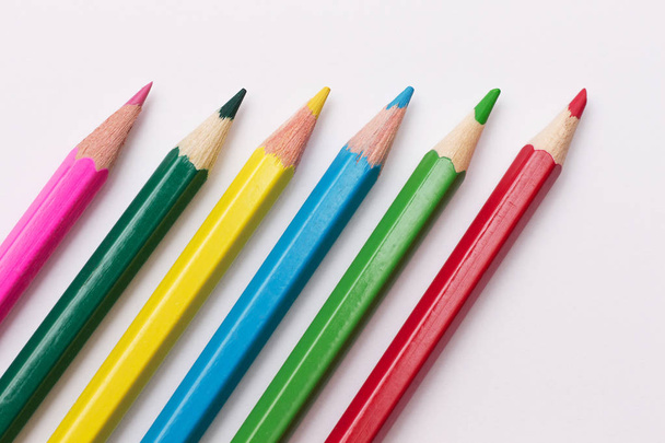 conjunto de lápices de diferentes colores para la lección de dibujo _
 - Foto, Imagen