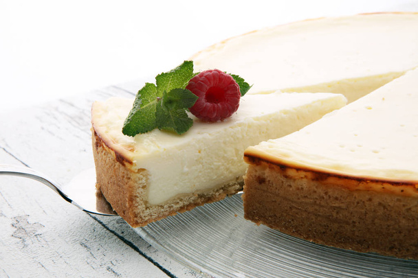 Tarta de queso casera con bayas frescas y menta para el postre - él
 - Foto, Imagen