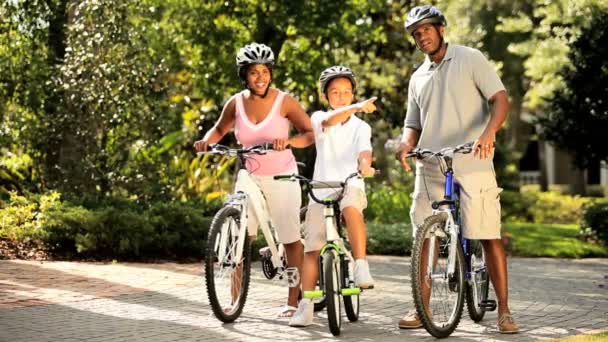 styl życia na rowerze młody etnicznych rodziny - Materiał filmowy, wideo