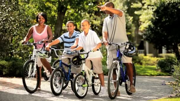 Padres étnicos en bicicleta junto con los niños
 - Imágenes, Vídeo