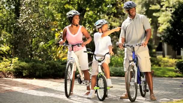 etnische familie houden passen elkaar uit fietsen - Video