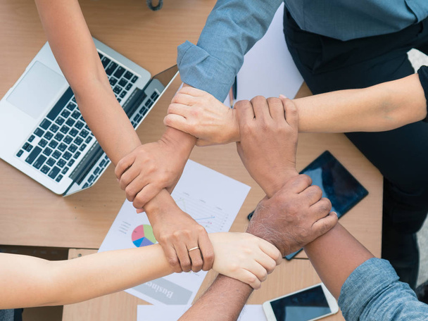 Team munka fogalmát; Közelkép a csatlakozás kezében üzletember egységben, kereszt feldolgozó háttér; Kifejezés az együttműködés - Fotó, kép