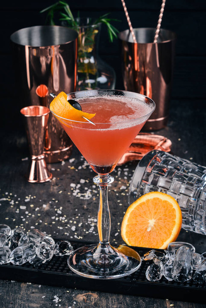 Alcohol cocktail Cosmopolitan. On the black background bar. - Foto, Bild