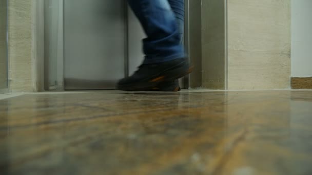 Homme pieds entrant dans l'ascenseur
 - Séquence, vidéo