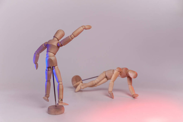 marionetas interpretan violencia doméstica
 - Foto, Imagen