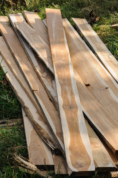 Pila de madera de teca en proceso
. - Foto, Imagen