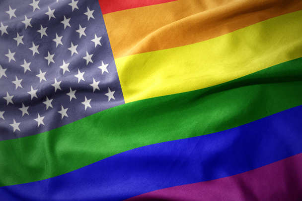 アメリカ合衆国の虹のゲイプライド旗バナーを振ってください。 - 写真・画像