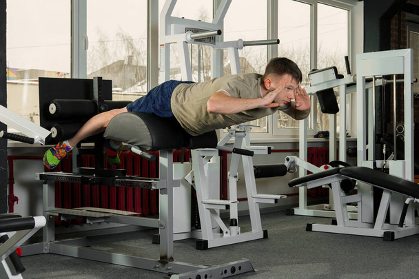 Deportista haciendo crujidos en el gimnasio
 - Foto, imagen