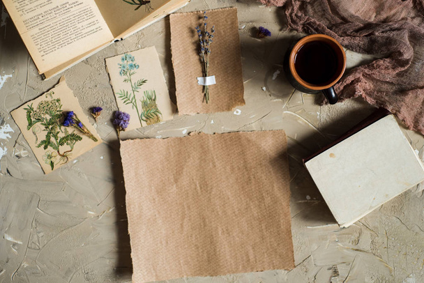 Nyúz feküdt, felső megtekintése a herbárium, szárított levendula virágot, notebook, könyv megjegyzi, a toll és a tavaszi-nyári képek beton alapon. Képeslap, könyv - Fotó, kép