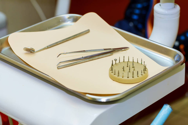 Apparatuur en tandheelkundige instrumenten, in het kantoor van de tandarts. Tools close-up. Tandheelkunde - Foto, afbeelding