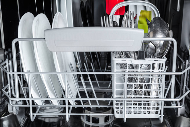 чистий посуд після миття в посудомийній машині
 - Фото, зображення