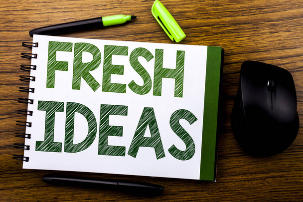 Текст объявления о почерке, показывающий свежие идеи. Бизнес-концепция Thinking Inspire Creativity написана на блокнотной бумаге на деревянном фоне. Зеленые буквы. Следующий т
 - Фото, изображение