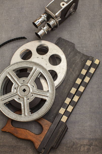 Antigua cámara de cine, carretes de película y clapperboards
 - Foto, imagen