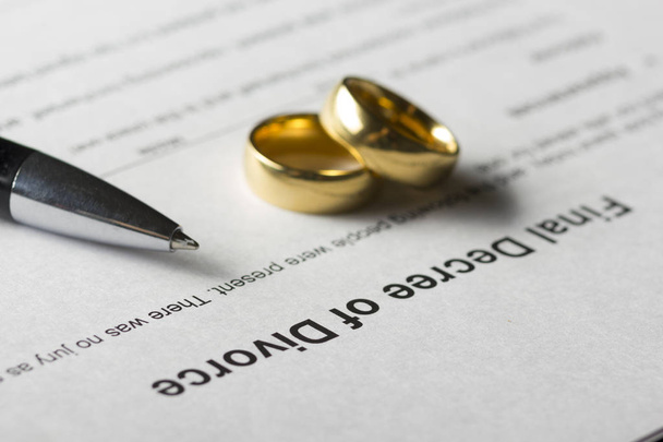 Divorce decree form with marriage ring and pen - Фото, изображение