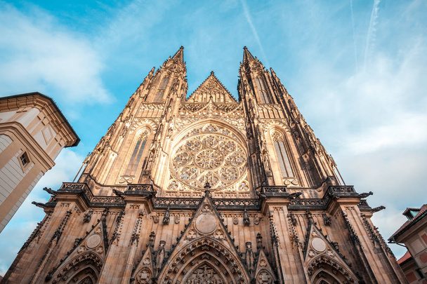 Front view of the main entrance to the St. Vitus cathedral in Pr - Фото, изображение