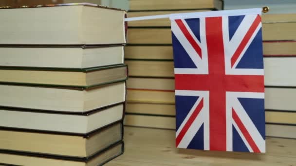 Büyük Britanya ve kağıt kitap bayrağı. Kitapların fon üzerine İngiliz bayrağı. - Video, Çekim