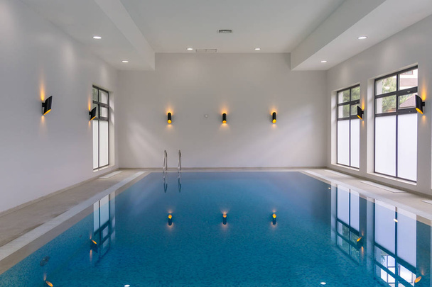 Overdekt zwembad in het hotel spa centrum - Foto, afbeelding