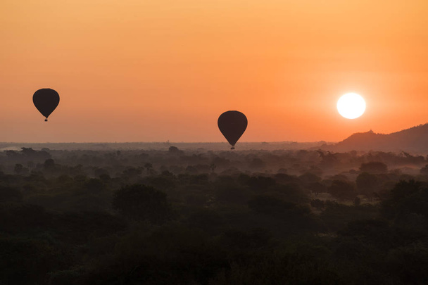 Hot air balloons with tourist are ready for fly to enjoy sunrise over Bagan - Foto, immagini