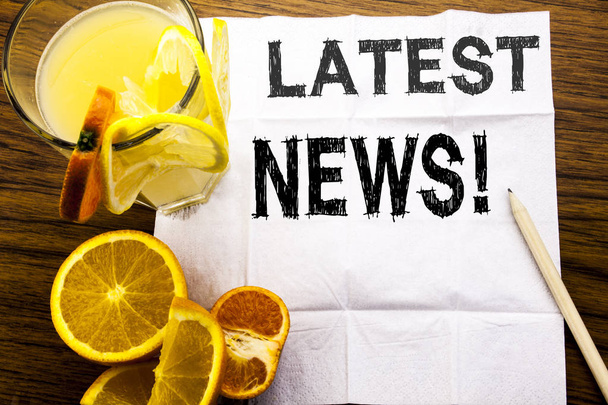 Fogalmi szöveges feliratot mutatja a legfrissebb híreket. Koncepció a friss jelenlegi új történet szövet papír toll egészséges gyümölcslevek és az étteremben narancssárga gyümölcs fa háttér - Fotó, kép